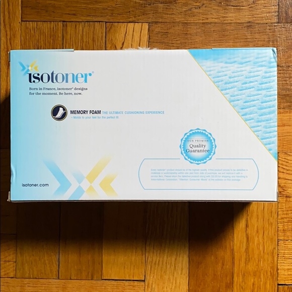 Women’s Isotoner memory foam house slippers - Picture 4 of 5